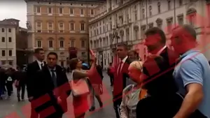 EXCLUSIV: Preşedintele Iohannis s-a plimbat cu soţia sa prin Roma şi a făcut fotografii cu turiştii români - VIDEO