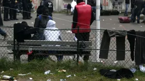 Poliţia franceză evacuează un liceu dezafectat din Paris, ocupat de migranţi - FOTO. VIDEO