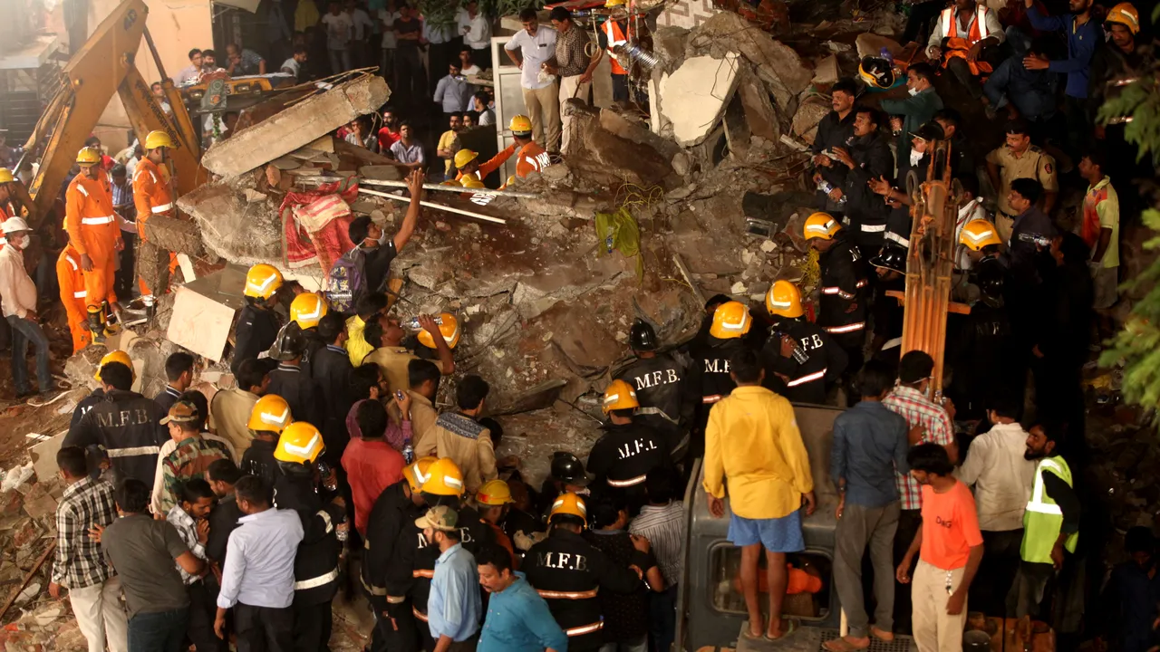 Bilanţul victimelor în urma prăbuşirii unei clădiri în Mumbai a ajuns la 33 de morţi