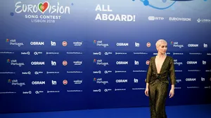 Eurovision 2018 | Un bărbat a urcat pe scenă şi i-a smuls microfonul reprezentantei Marii Britanii. Ce a strigat acesta / Individul, reţinut de poliţişti