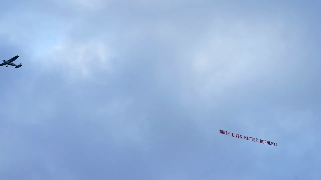 SFIDARE la adresa mişcării antirasiste BLM. Banner inscripţionat ”White Lives Matter Burnley” afişat de un avion 