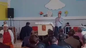 Zeci de oameni la o slujbă religioasă în Galaţi, în plină epidemie de Covid-19. Poliţia i-a amendat pe organizatori