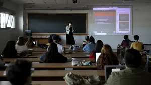 Deputaţii decid dacă profesorii şi angajaţii din învăţământ primesc stimulente de risc 