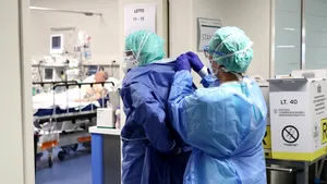 Ţara care cheamă 65.000 doctori şi asistenţi pensionaţi din sistemul medical să ajute în criza COVID-19