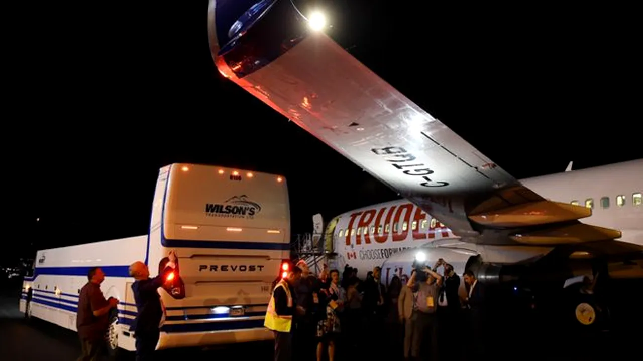 Avionul folosit în campania electorală de Trudeau, avariat în urma coliziunii cu un autobuz ce transporta jurnalişti | VIDEO