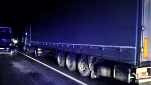 Un automobil s-a răsturnat într-un accident în care au fost implicate şi două TIR-uri. Două persoane au ajuns la spital