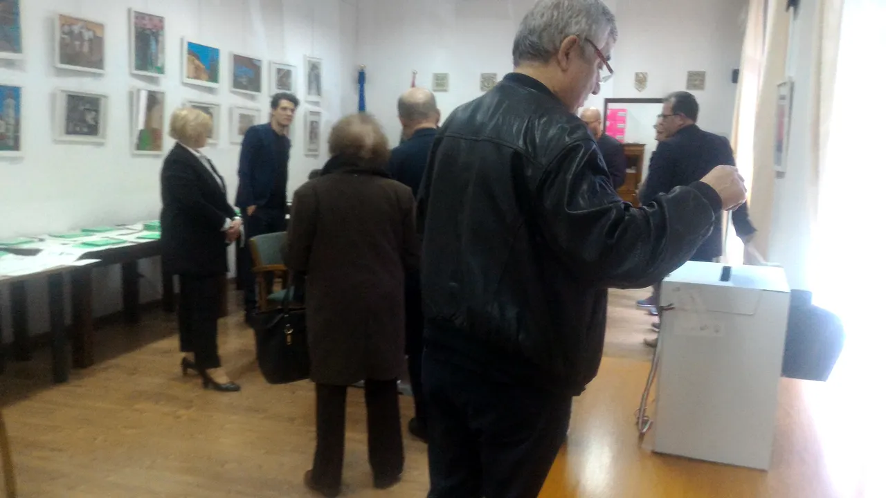 Sute de cetăţeni din Ungaria votează la Consulatul General al acestei ţări, din Cluj-Napoca | FOTO