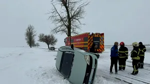 Intervenții în șapte județe pe fondul viscolului: Zeci de persoane blocate în mașini și peste o mie de oameni fără curent