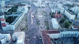 VIDEO În timpul celui mai mare protest, Lukashenko şi-a adus susţinătorii la Minsk cu autocarele şi i-a numit pe protestatari „şobolani”