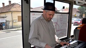 Jazz live în autobuz, la Alba Iulia: Artiştii au promovat în mod inedit festivalul care are loc în weekend - GALERIE FOTO , VIDEO