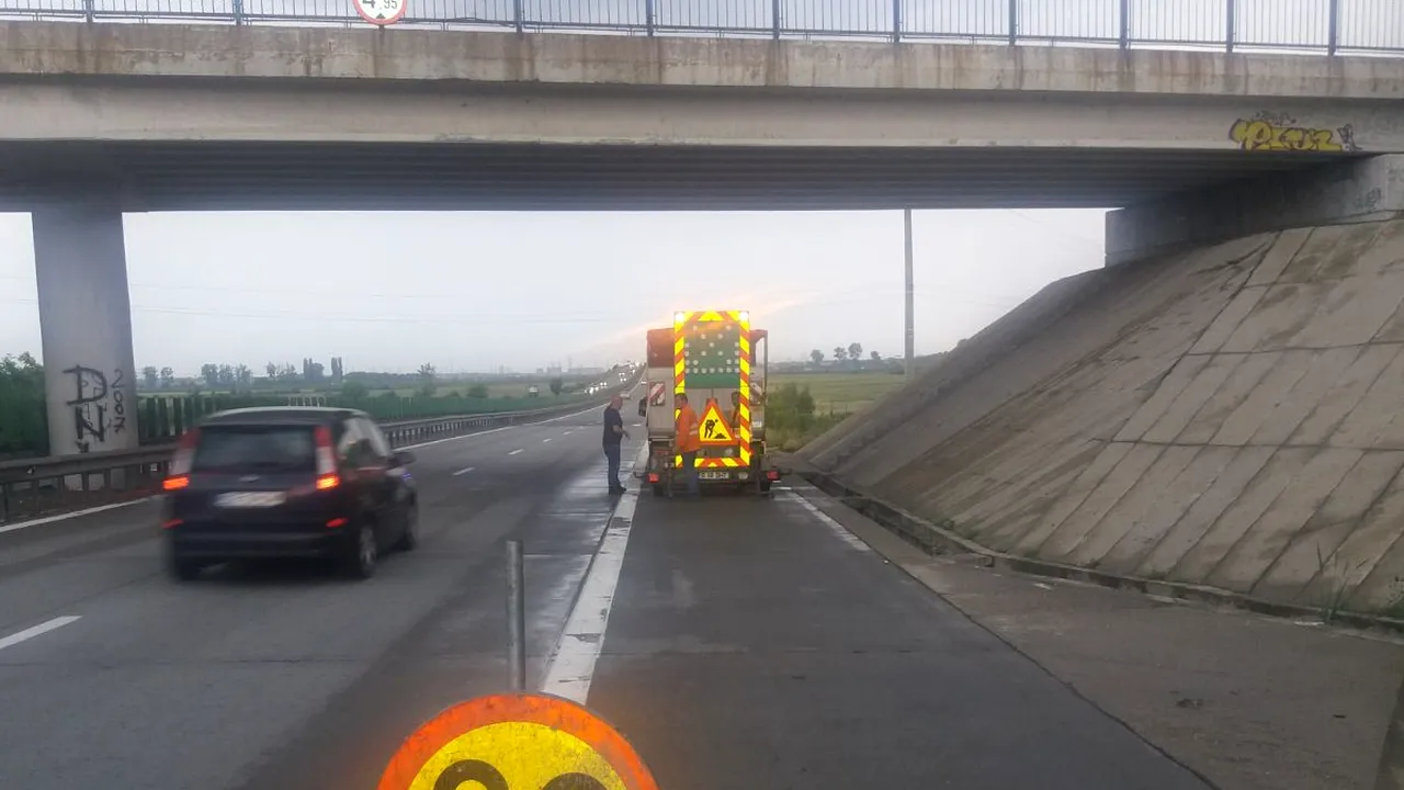 Circulaţie oprită pe banda de urgenţă a Autostrada Soarelui, din cauza ridicării plăcilor de beton din carosabil | FOTO