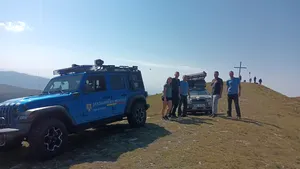 Turişti din Cehia, care au derapat pe un drum forestier, ajutaţi de jandarmii montani din Rânca