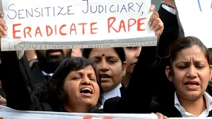 Poliţia indiană i-a inculpat oficial pe cei cinci violatori ai studentei din New Delhi - VIDEO
