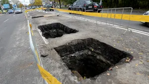 Un poliţist a căzut cu motocicleta într-o groapă, pe un bulevard din Capitală. El a murit la spital - FOTO