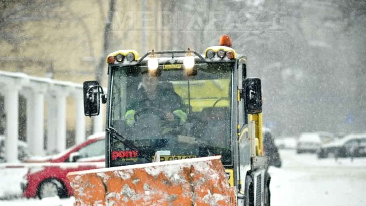 Peste 160 de utilaje pentru deszăpezire acţionează în Capitală