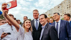 (P) Motivele pentru care românii semnează în număr mare pentru candidatura lui Iohannis | GALERIE FOTO