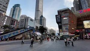 Momente de panică în China. Oamenii aleargă îngroziţi din calea unui zgârie-nori care se clatină în mod inexplicabil