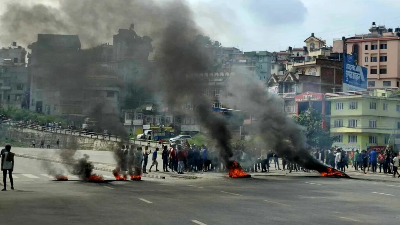 Casele liderilor politici din Nepal, incendiate pe fondul protestelor față de interdicția rețelelor