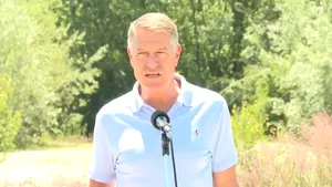 VIDEO Iohannis, la acţiunea „Let's Do It, Romania!”: Am venit să adunăm gunoaie aruncate de concetăţenii noştri