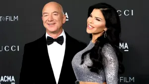 Jeff Bezos, gata de nuntă: a venit pe podiumul la Cannes cu Lauren Sanchez