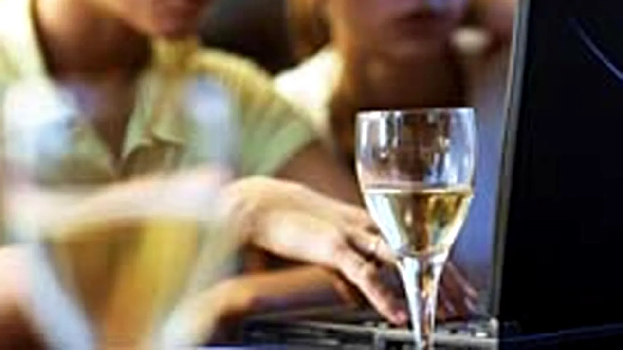 Internetul, somnul insuficient şi alcoolul - cauzele obezităţii la femei