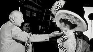 O rochie purtată de Audrey Hepburn, cel mai scump obiect din lumea filmului vândut la licitaţie