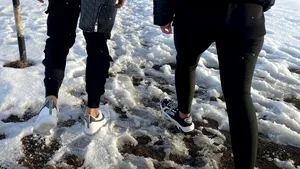 În colanţi şi cu glezna goală. Aşa s-au aventurat pe munte doi tineri, care riscau să moară de frig
