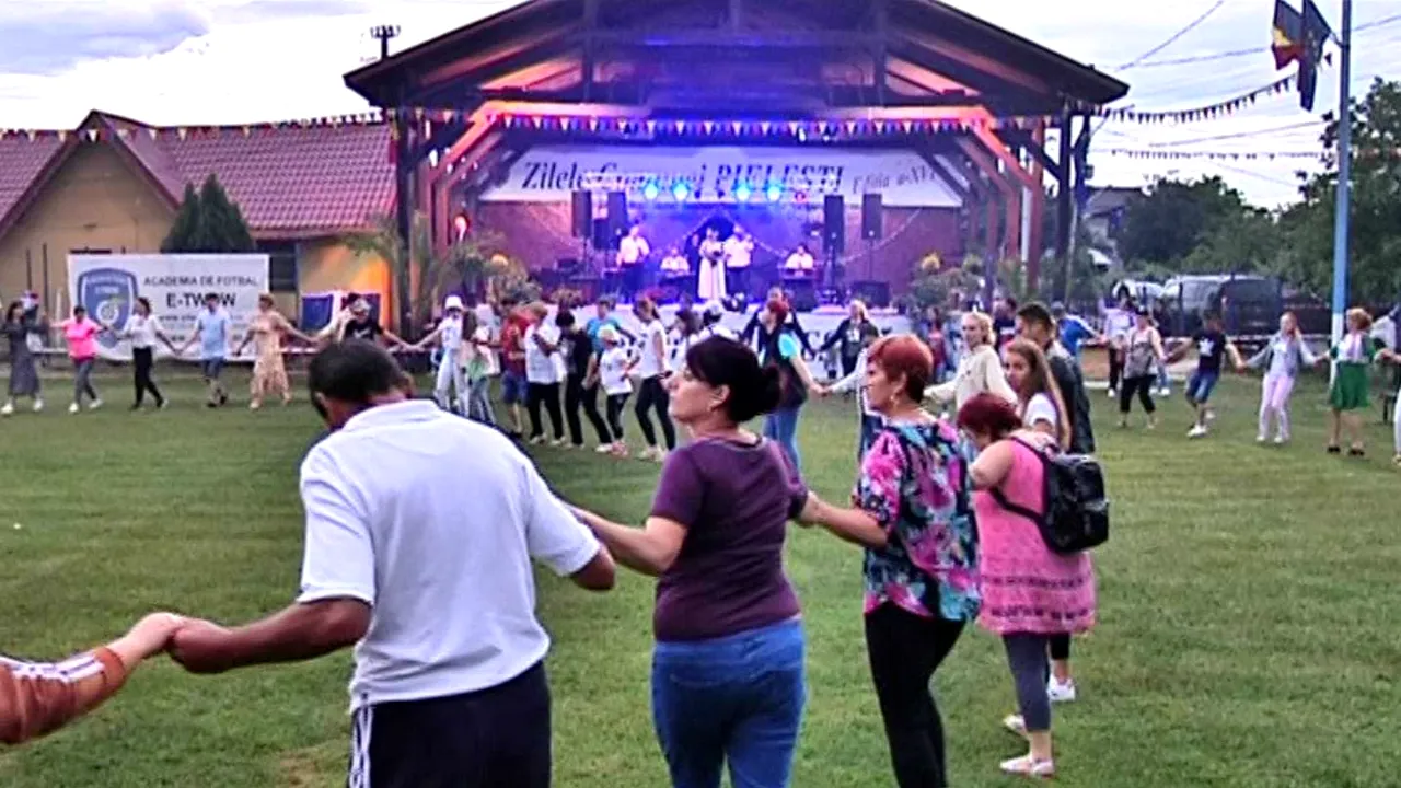 Dansurile lascive executate de fete semidezbrăcate, la Zilele Comunei Pieleşti