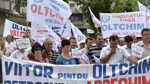 Peste 1.100 de angajaţi ai Oltchim şi ai Diviziei Petrochimice Bradu au protestat la Râmnicu Vâlcea