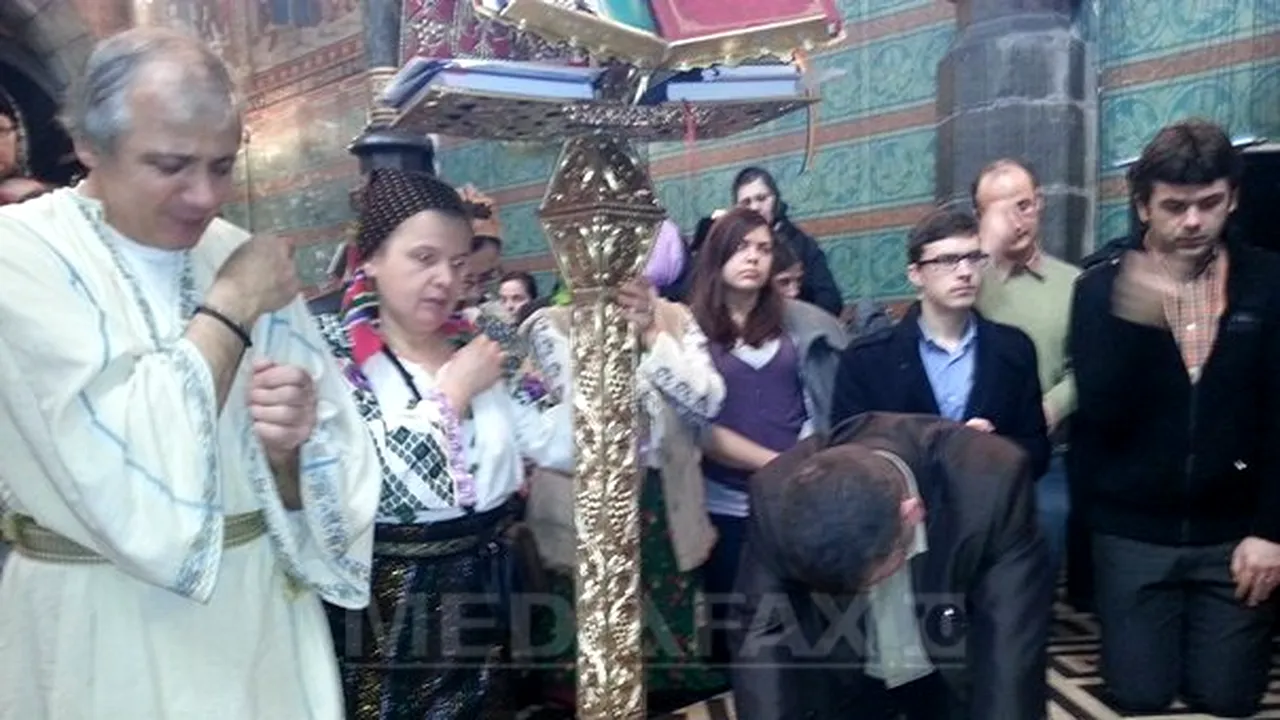 REPORTAJ: Românii din Bruxelles s-au rugat, au mâncat mici şi au dansat Hora Unirii, de Ziua Naţională - FOTO