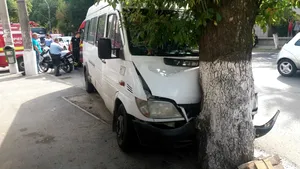 Accident GRAV în Bucureşti. Un microbuz cu călători a intrat într-un copac pe Şoseaua Antiaeriană. Şapte persoane au fost transportate la spital 