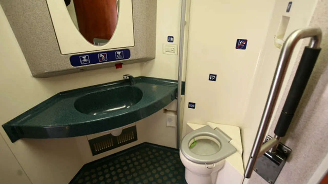 Ce se fură din trenurile private: Hârtia igienică dispare din toalete în zece minute, iar săpunul într-o oră