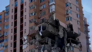 VIDEO Noi imagini cu blocul din Kiev lovit de o rachetă rusă