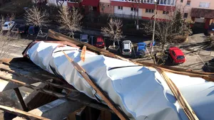 Jumătate de ţară, sub cod galben de vânt puternic/ Rafalele depăşesc 120 km la oră/ Copaci şi bucăţi de acoperiş au căzut în Braşov. Mii de vrânceni fără curent electric | FOTO, VIDEO