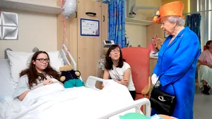 VIDEO, FOTO | Regina Elisabeta a-II-a a vizitat copiii internaţi la spitalul Royal Manchester, în urma atacului de la concertul Arianei Grande