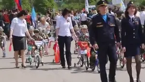 Paradă militară cu copii în Rusia: Astăzi pe biciclete şi scutere militare, mâine sperăm să-i vedem cu tancurile şi echipamentele artileriei - VIDEO