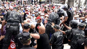 Criză politică în Tunisia: Parlamentul - ”îngheţat”, şeful guvernului - schimbat