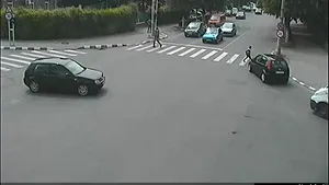 Vâlcea: O şoferiţă începătoare a lovit cu maşina un copil pe trecerea de pietoni şi apoi a plecat - VIDEO