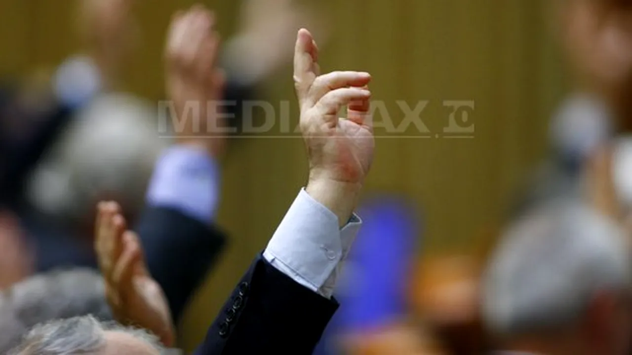 Senat: Femeile se pensionează la 63 de ani, iar bărbaţii la 65 de ani