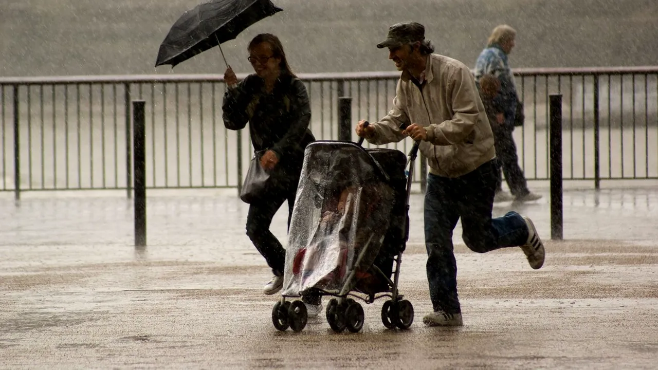 Alertă METEO. Cod galben de ploi torenţiale şi vijelii. Fenomenele anunţate de meteorologi 