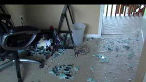 Probleme mari pentru Ikea: Clienţii se plâng că mobila de sticlă explodează spontan, fără să o atingă nimeni