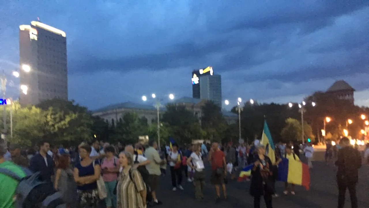 FOTO | Protest în Piaţa Victoriei: Sute de participanţi, nemulţumiţi de Legile Justiţiei, desfiinţarea Pilonului II de pensii şi propunerea ca Roşia Montană să fie scoasă din patrimoniul UNESCO