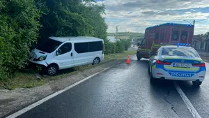 Accident în județul Sibiu. Cinci persoane aflate într-un microbuz au ajuns la spital
