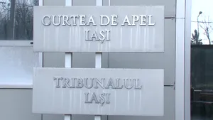 Grefierii instanţelor ieşene au protestat din nou în faţa Palatului de Justiţie. VIDEO