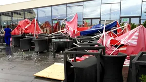 IMAGINILE ZILEI Dezastrul lăsat în urmă de furtuna din Timişoara