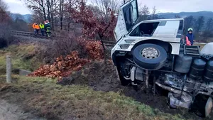 FOTO Cisternă răsturnată în apropierea căii ferate din Sărăţeni, judeţul Mureş. Trafic feroviar închis
