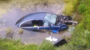 Accident spectaculos în Sibiu: Un şofer a ajuns cu maşina în mlaştină. FOTO