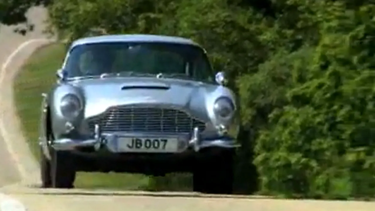 Automobilul Aston Martin DB5 condus de James Bond în 1964, scos la licitaţie