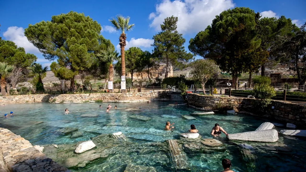 Destinaţii de vacanţă:  Pamukkale, Turcia, una dintre cele mai atractive destinaţii all season ale ţării