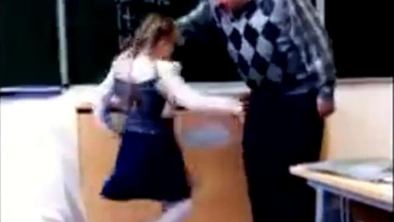 RĂZBUNAREA ELEVILOR. O fetiţă şi-a făcut singură dreptate şi l-a lovit pe profesorul agresiv unde îl doare mai tare - VIDEO